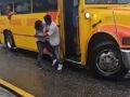 VIDEO: Pasajeros graban y se burlan mientras choferes de camiones pelean