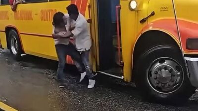 VIDEO: Pasajeros graban y se burlan mientras choferes de camiones pelean