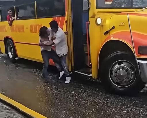 VIDEO: Pasajeros graban y se burlan mientras choferes de camiones pelean