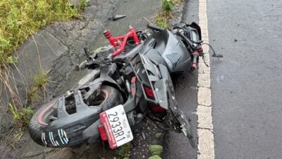 TERRIBLE: Motociclista se estrella contra una pipa y queda muerto en la carretera
