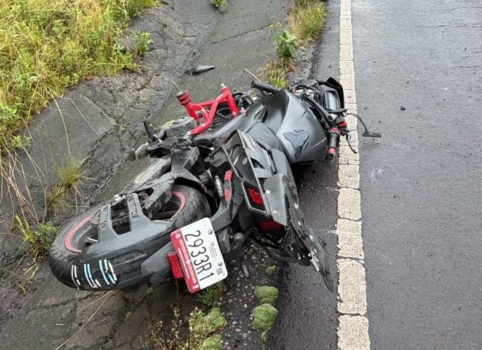 TERRIBLE: Motociclista se estrella contra una pipa y queda muerto en la carretera