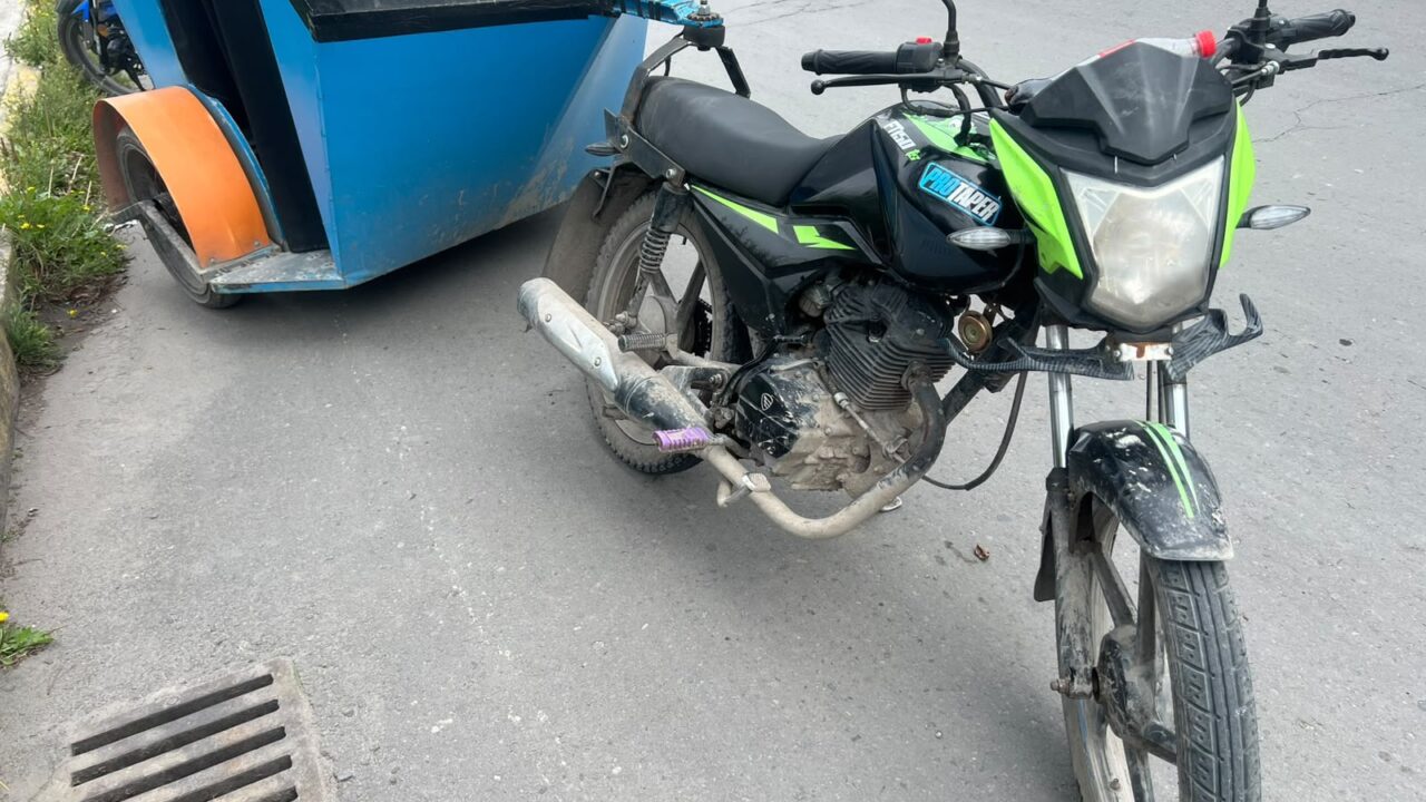 SEGURIDAD: Policías de Toluca capturan a sujetos que asaltaban en un mototaxi