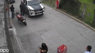 VIDEO: Policías municipales someten con violencia a jovencita universitaria