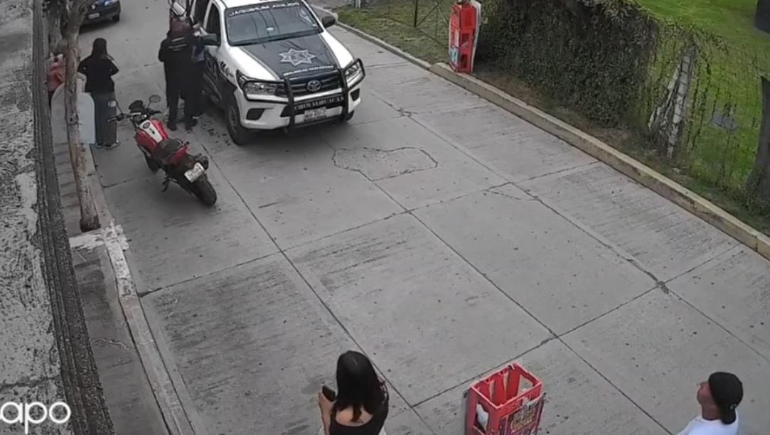 VIDEO: Policías municipales someten con violencia a jovencita universitaria