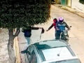 VIDEO. Barrer la calle ya es una actividad de alto riesgo en el Estado de México