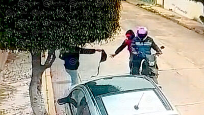 VIDEO. Barrer la calle ya es una actividad de alto riesgo en el Estado de México