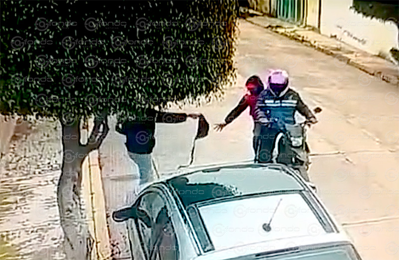 VIDEO. Barrer la calle ya es una actividad de alto riesgo en el Estado de México