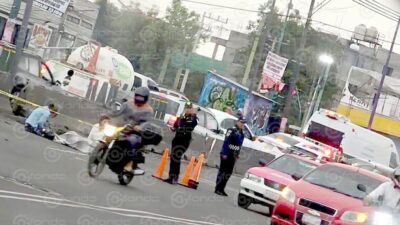 TRISTEZA. Motociclista sufre accidente y muere; familiares llegaron al lugar de la tragedia