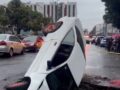 VIDEO: Se abre el suelo ‘de repente’ y un auto termina en un socavón