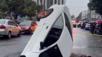 VIDEO: Se abre el suelo ‘de repente’ y un auto termina en un socavón