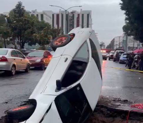 VIDEO: Se abre el suelo ‘de repente’ y un auto termina en un socavón