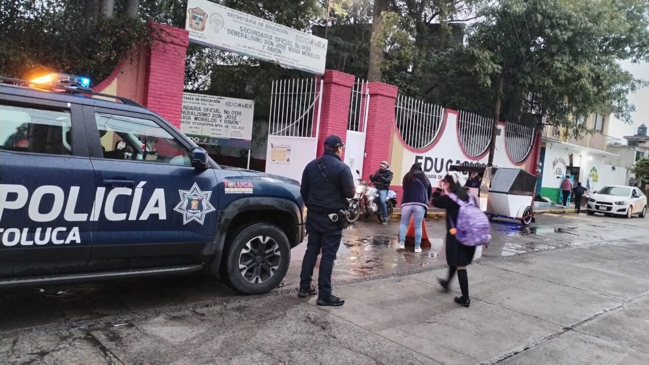 VIDEO: Policía de Toluca vigila escuelas para cuidar a miles de estudiantes