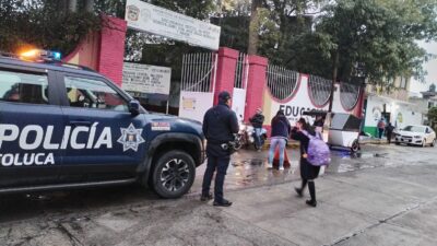 VIDEO: Policía de Toluca vigila escuelas para cuidar a miles de estudiantes
