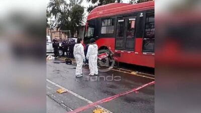 URGENTE: Pareja iba en moto cuando chocaron contra el Metrobús; ella murió