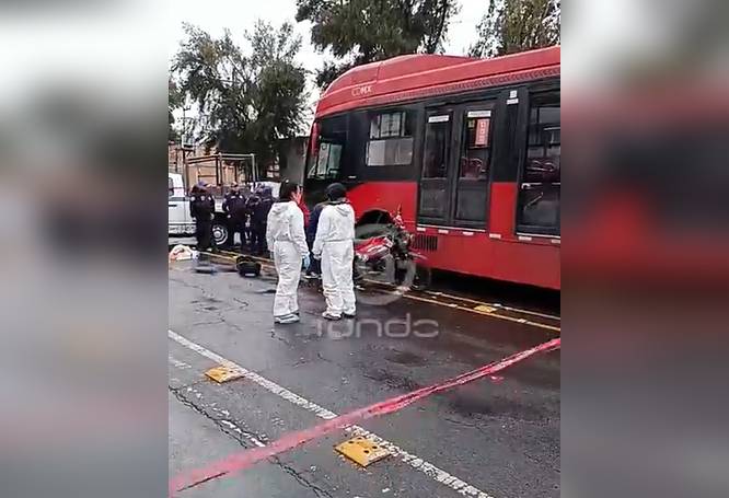 URGENTE: Pareja iba en moto cuando chocaron contra el Metrobús; ella murió