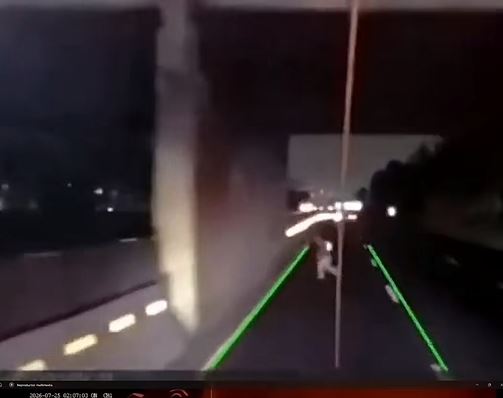 VIDEO: Trailero casi se lleva a un ‘fantasma’ en una autopista de Edomex