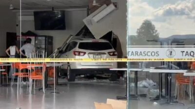 VIDEO: Abuelo termina con todo y carro en una taquería; una mesera fue arrollada