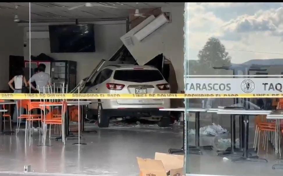 VIDEO: Abuelo termina con todo y carro en una taquería; una mesera fue arrollada
