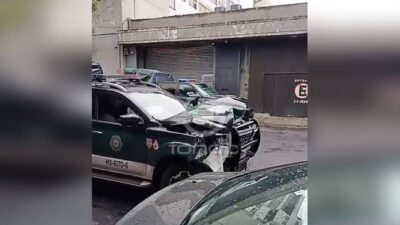 URGENTE: Sujetos en una Mercedes Benz sin placas desatan fuerte persecución