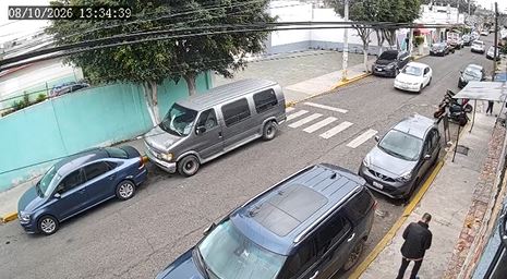 VIDEO. Niño jugaba en la banqueta cuando un sujeto intentó llevárselo por la fuerza