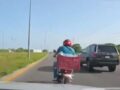 VIDEO: Motociclista invade carril y termina malherido a media carretera