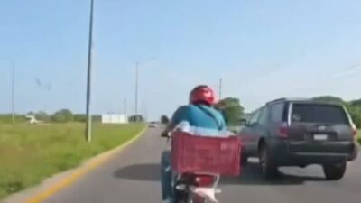 VIDEO: Motociclista invade carril y termina malherido a media carretera