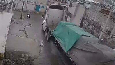 ÚLTIMA HORA: Tráiler fuera de control y sin frenos termina dentro de una fábrica