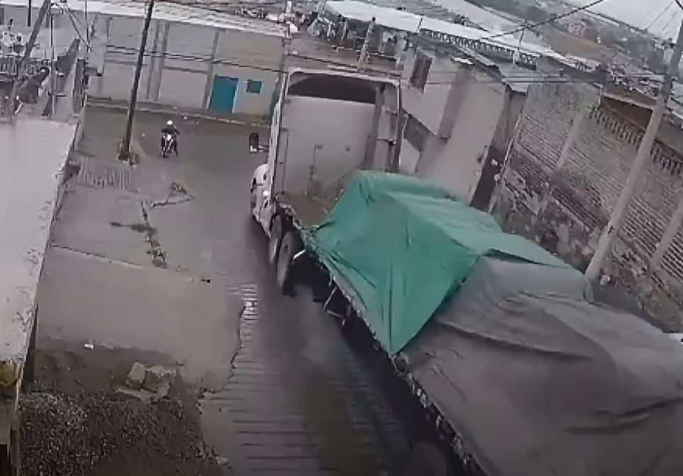 ÚLTIMA HORA: Tráiler fuera de control y sin frenos termina dentro de una fábrica