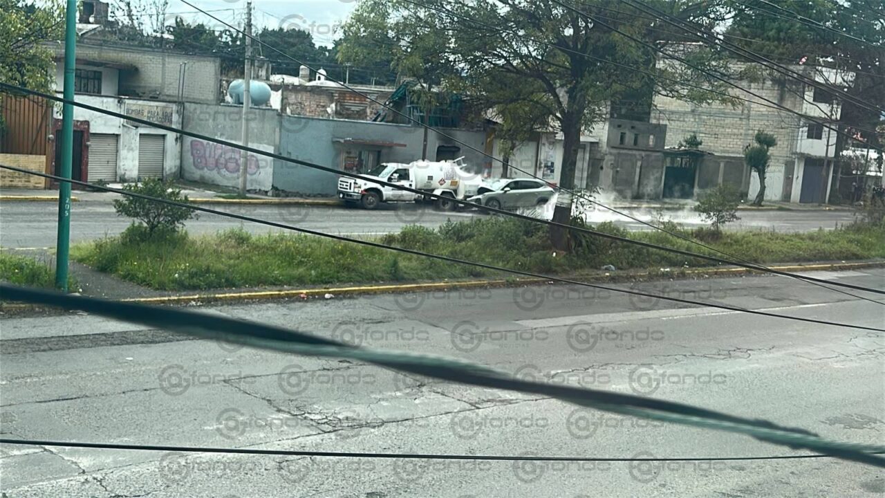URGENTE. Borracho choca contra una pipa y provoca fuerte fuga de gas