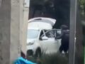 VIDEO: Encapuchados con pistola asaltan con violencia a un conductor