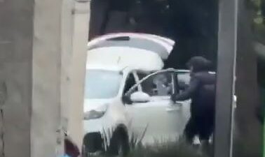 VIDEO: Encapuchados con pistola asaltan con violencia a un conductor