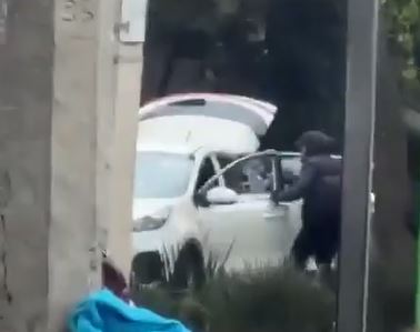 VIDEO: Encapuchados con pistola asaltan con violencia a un conductor