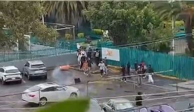 VIDEO: ‘Porros’ causan destrozos y lesionan a un maestro en un Bachilleres