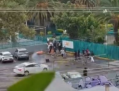 VIDEO: ‘Porros’ causan destrozos y lesionan a un maestro en un Bachilleres