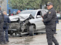 VIDEO. Sujetos intentan escaparv de la policía y destrozan un camioneta Mercedes Benz