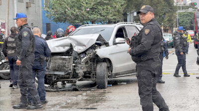 VIDEO. Sujetos intentan escaparv de la policía y destrozan un camioneta Mercedes Benz