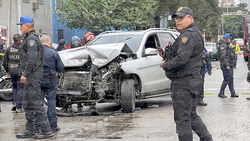 VIDEO. Sujetos intentan escaparv de la policía y destrozan un camioneta Mercedes Benz