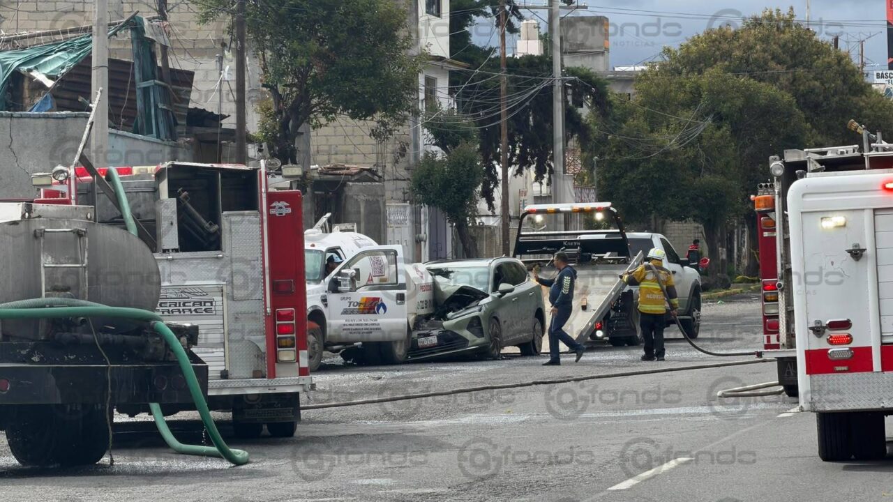 PÁNICO: Un sujeto manejaba borracho, chocó contra una pipa de gas y provocó fuerte fuga