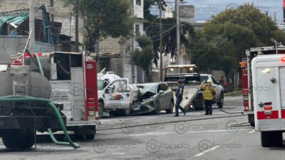 PÁNICO: Un sujeto manejaba borracho, chocó contra una pipa de gas y provocó fuerte fuga