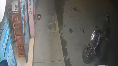 VIDEO: Criminal usa una ‘chorla’ para llevarse una motocicleta estacionada