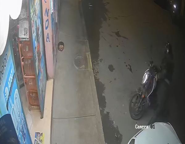VIDEO: Criminal usa una ‘chorla’ para llevarse una motocicleta estacionada