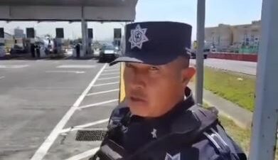 VIDEO. ‘Eres un cínico’; uniformado extorsiona a conductor en caseta de Edomex