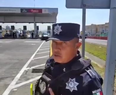 VIDEO. ‘Eres un cínico’; uniformado extorsiona a conductor en caseta de Edomex