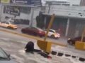 VIDEO: ‘Les estoy diciendo’; sujeto y su motoneta son arrastrados por la corriente