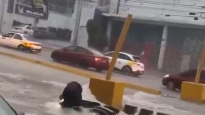 VIDEO: ‘Les estoy diciendo’; sujeto y su motoneta son arrastrados por la corriente
