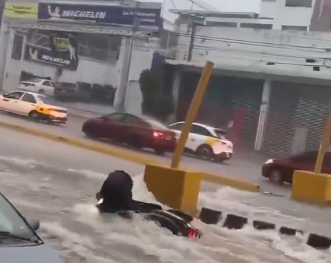 VIDEO: ‘Les estoy diciendo’; sujeto y su motoneta son arrastrados por la corriente