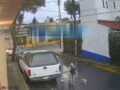 VIDEO. Mujer salta de taxi en movimiento para no ser robada por el chofer