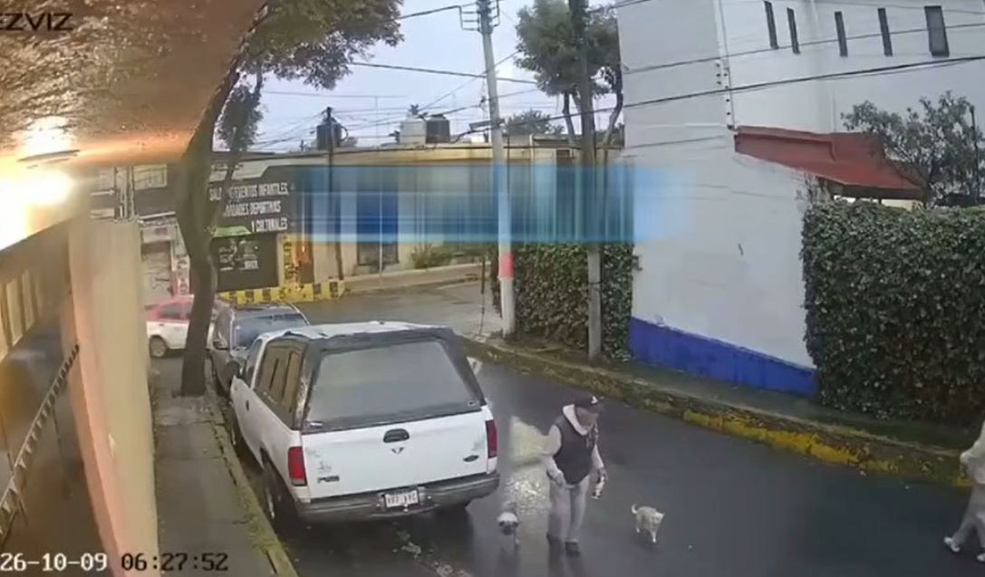 VIDEO. Mujer salta de taxi en movimiento para no ser robada por el chofer