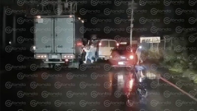 VIDEO. Sujetos armados interceptan camiones de carga sobre carretera en Edomex