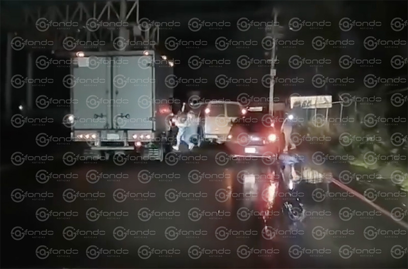 VIDEO. Sujetos armados interceptan camiones de carga sobre carretera en Edomex